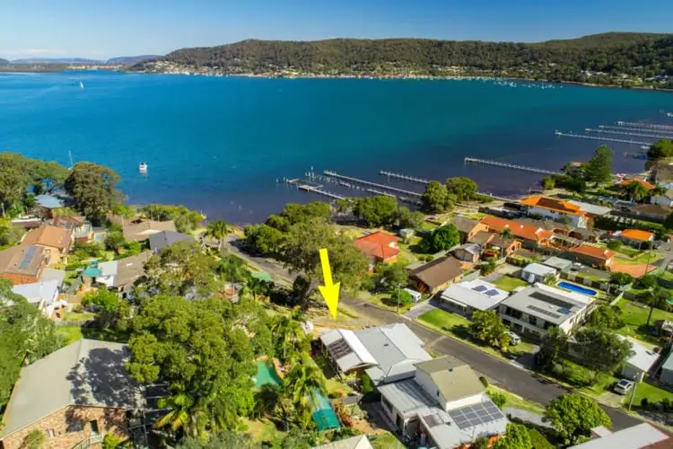 8 Noonan Point Avenue, Point Clare NSW 2250