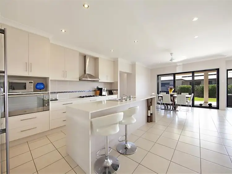 2 Lochern Way, Bushland Beach QLD 4818