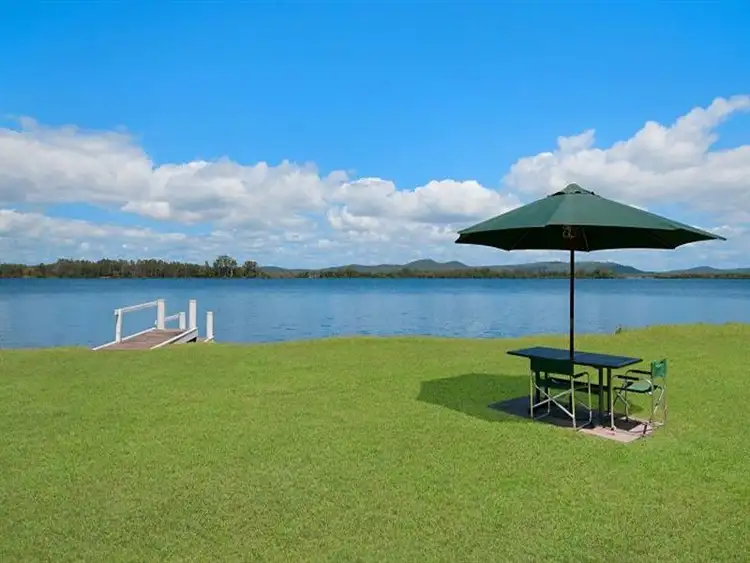 285 School Road, Palmers Island NSW 2463
