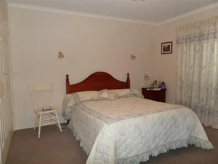 Seventh view of Homely house listing, 2 Thomas Court, Hamilton VIC 3300