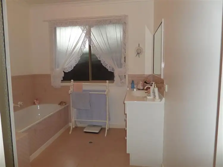 Sixth view of Homely house listing, 2 Thomas Court, Hamilton VIC 3300