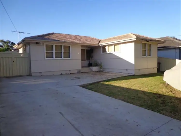 19 Dampier Crescent, Fairfield West NSW 2165