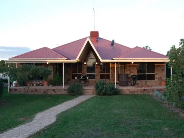 17 College Road, Forbes NSW 2871
