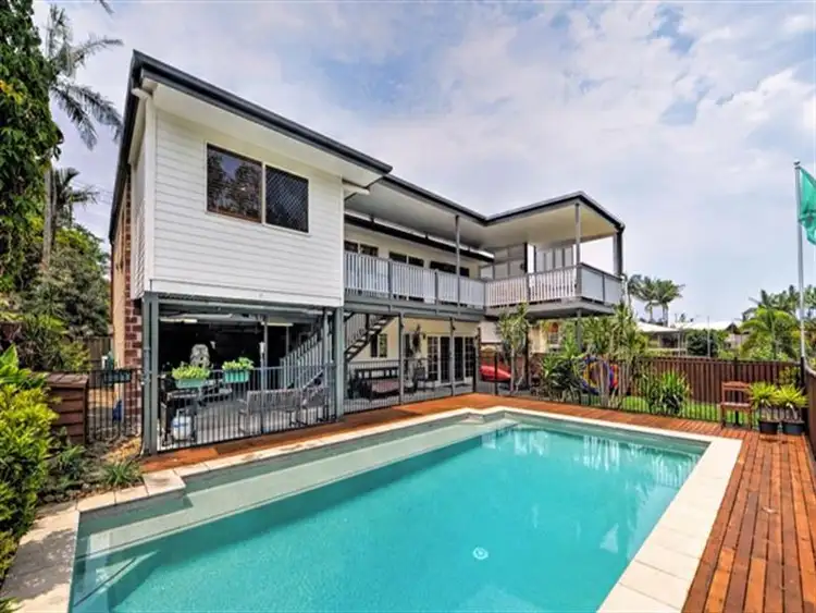 16 CHINDRINA, Hope Island QLD 4212
