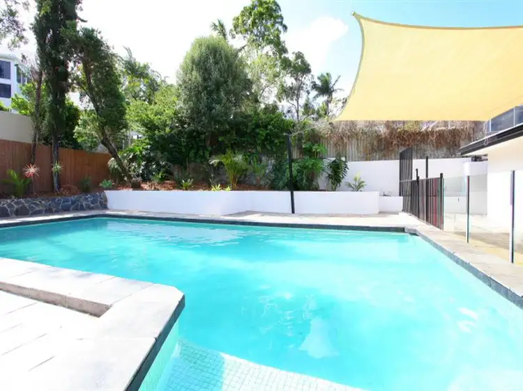 10 Ocean View Street, Benowa QLD 4217