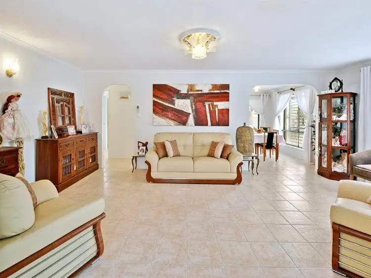 1 Sunbird Chase, Parrearra QLD 4575