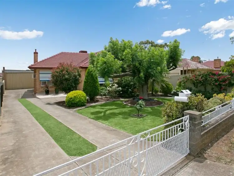 10 Strawson Road, Northfield SA 5085