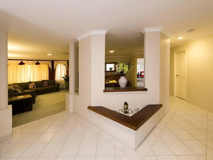 Sixth view of Homely house listing, 2 Lacombe Court, Canning Vale WA 6155