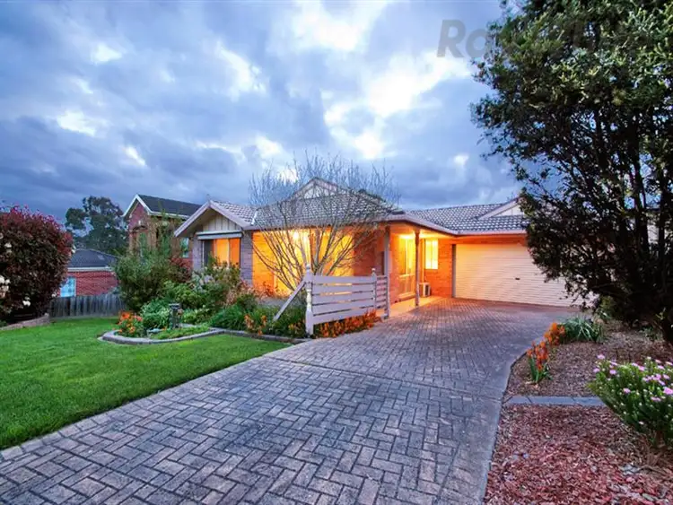 15 MALINDA Way, Croydon South VIC 3136