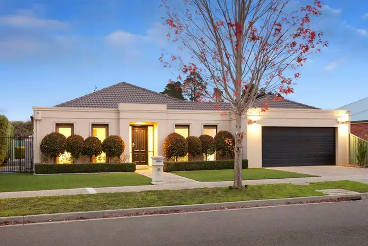 31 St Helens Avenue, Lake Gardens VIC 3355