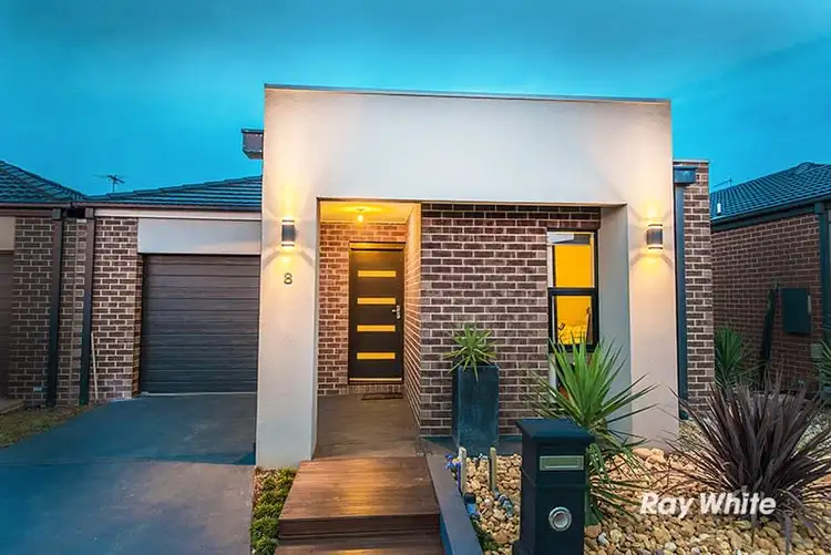 8 Calabrese Circuit, Clyde North VIC 3978