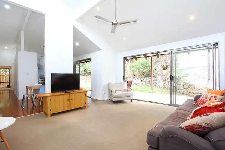 17 Burrumbuck Street, Chapel Hill QLD 4069