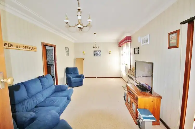 43 Blackett Avenue, Young NSW 2594