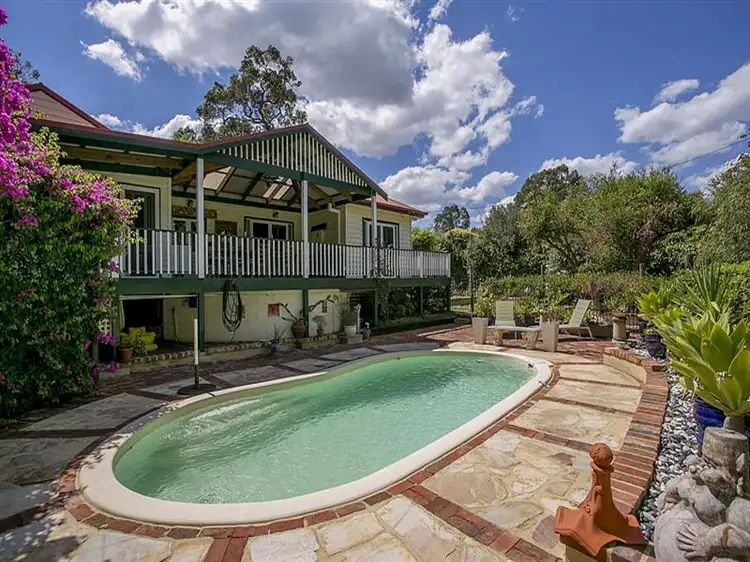 13 Holly Way West, Kalamunda WA 6076