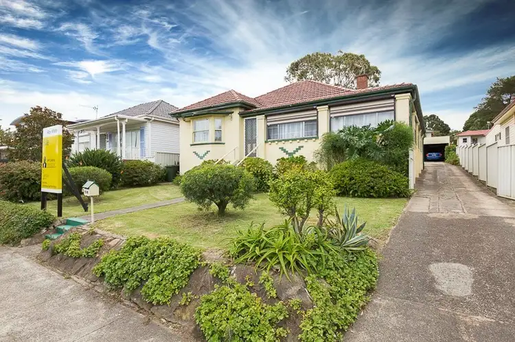 328 Northcliffe Drive, Lake Heights NSW 2502