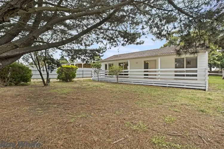 13 White Avenue, Romsey VIC 3434
