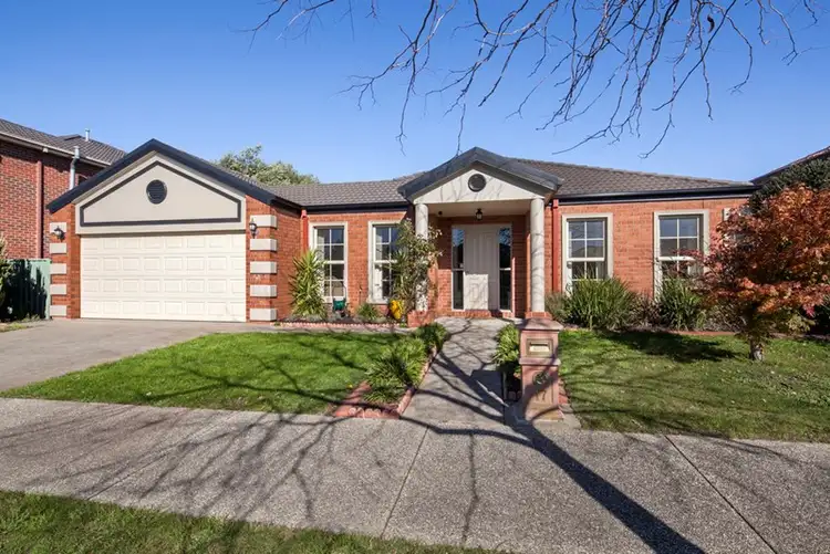 17 Faversham Avenue, Lake Gardens VIC 3355