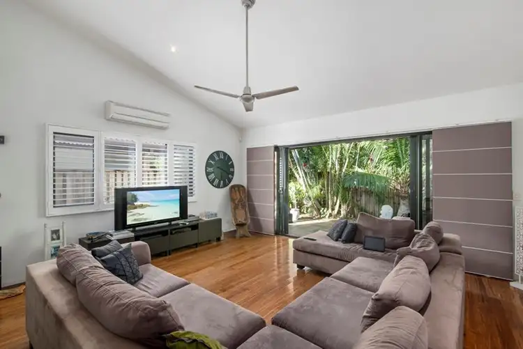 2/3 Tahiti Avenue, Palm Beach QLD 4221