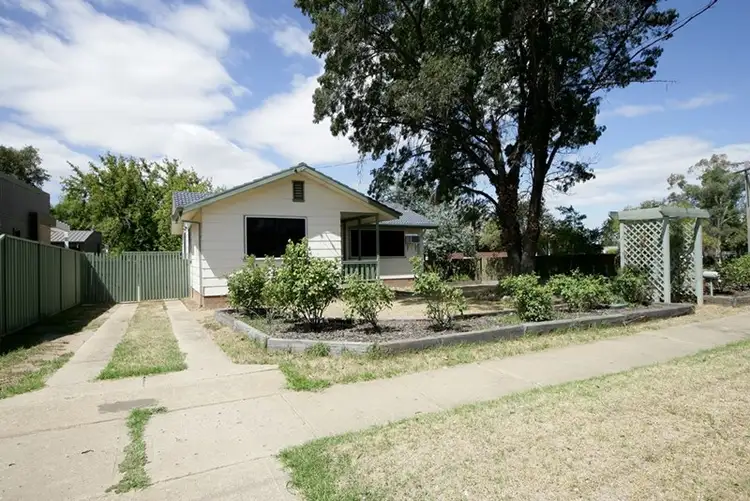 14 Chifley Crescent, Kooringal NSW 2650