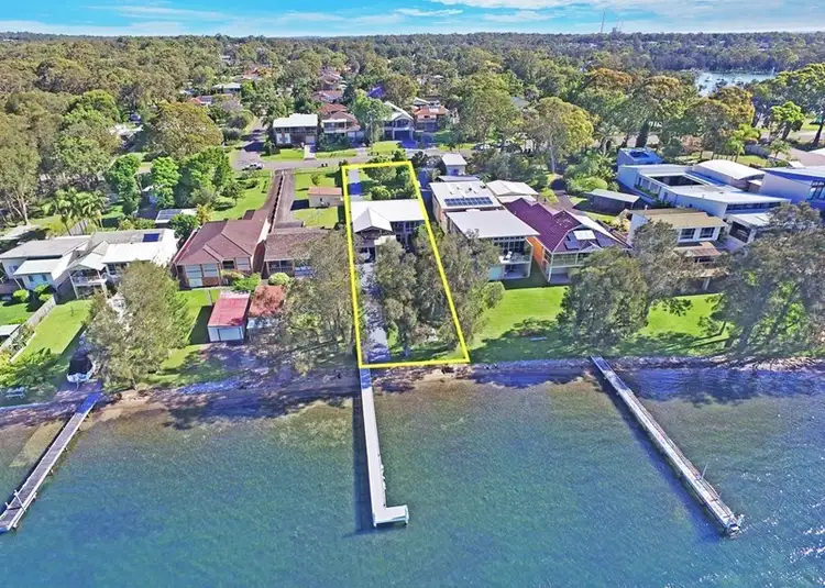 18 Bambury Avenue, Summerland Point NSW 2259