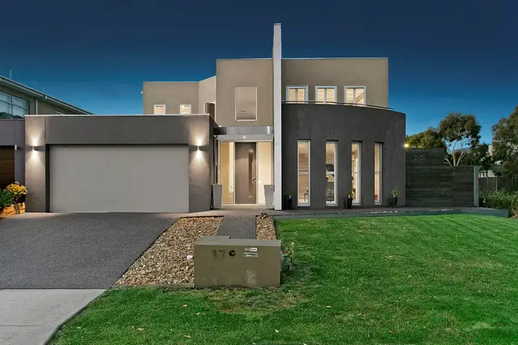 17 Lake King Circle, Waterways VIC 3195