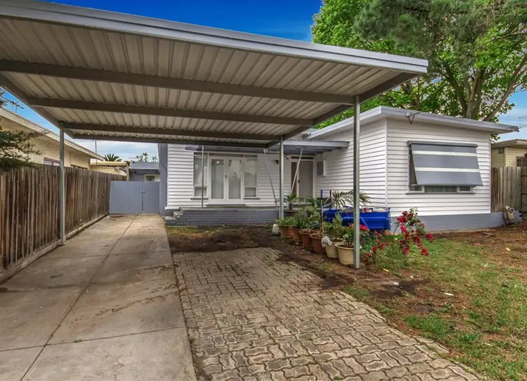 13 Avondale Avenue, St Albans VIC 3021