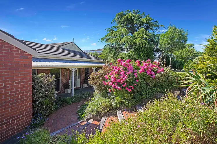 6 Knollbrook Close, Highton VIC 3216
