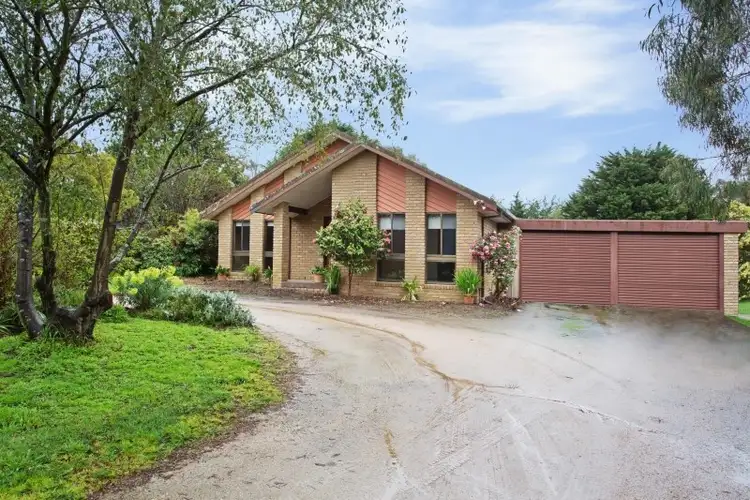 19 Old Farm Way, Romsey VIC 3434