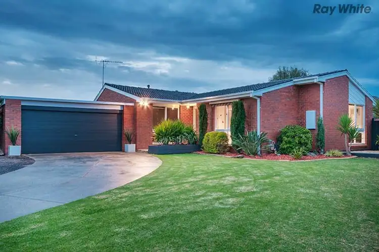 8 Innes Court, Taylors Lakes VIC 3038