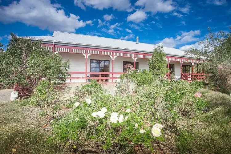 6 Thomas Court, Romsey VIC 3434