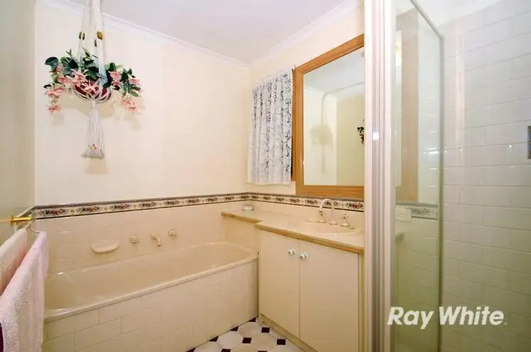 Seventh view of Homely house listing, 4 Dylan Court, Berwick VIC 3806