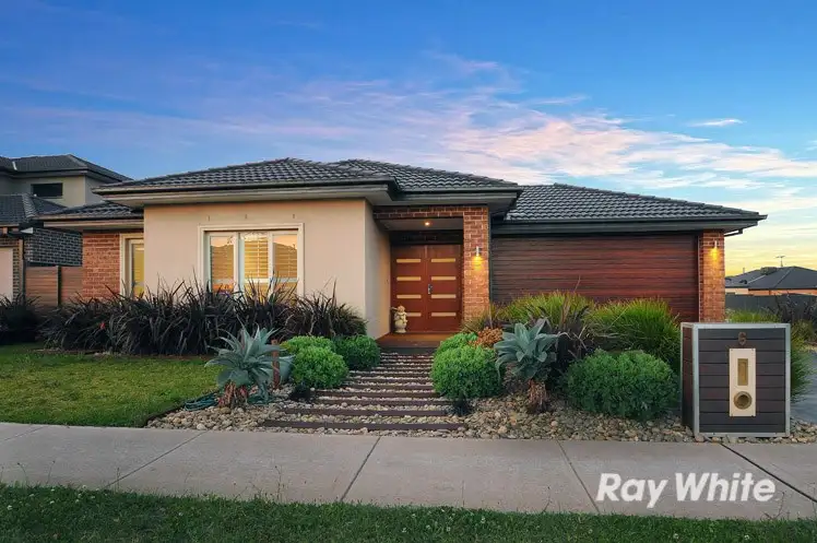 6 Aspera Place, Cranbourne North VIC 3977