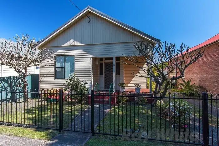 14 Kitchener Parade, Mayfield East NSW 2304