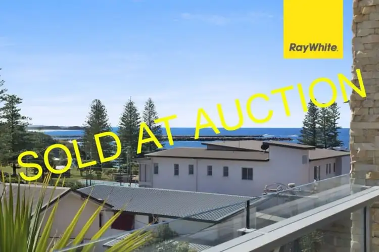 2/6 Henson Lane, Yamba NSW 2464