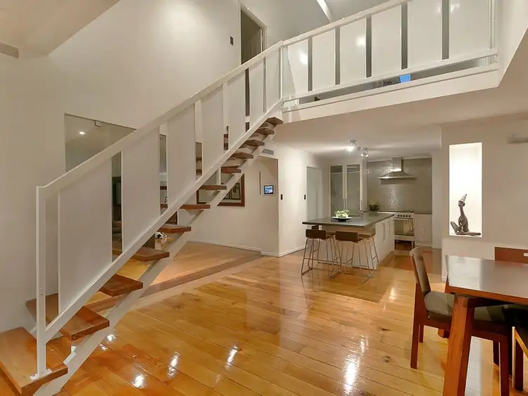 10 Burlington Street, Holland Park QLD 4121