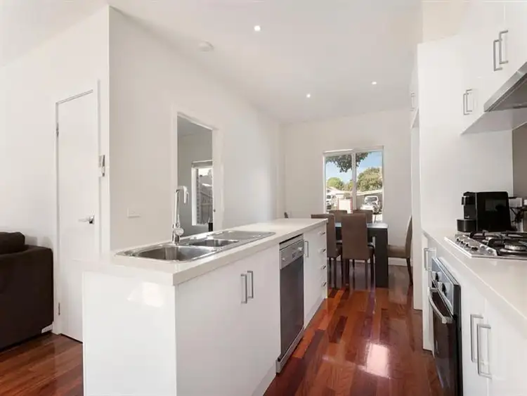 2/301 Mansfield Street, Thornbury VIC 3071