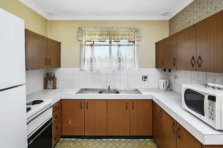 Fourth view of Homely house listing, 10 Sunshine Drive, Point Clare NSW 2250