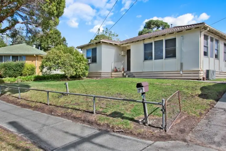 21 Laurina Crescent, Frankston North VIC 3200