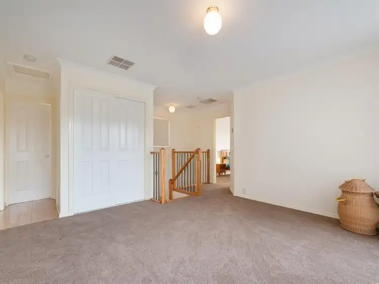 Seventh view of Homely house listing, 10 Osprey Place, Craigieburn VIC 3064