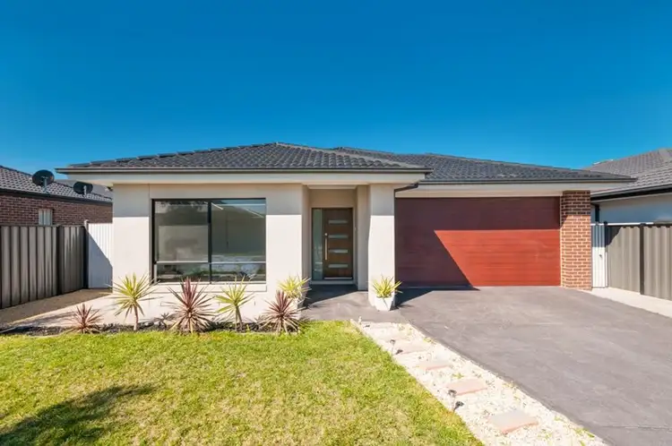 18 Beveridge Drive, Roxburgh Park VIC 3064