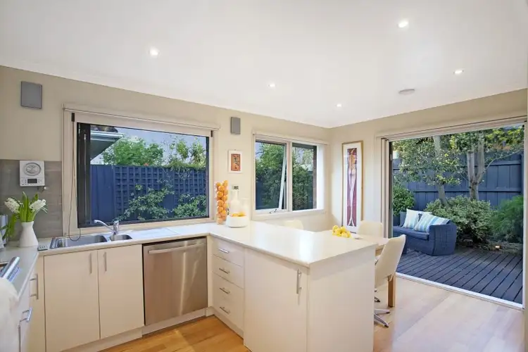 2/9 Arkaringa Crescent, Black Rock VIC 3193