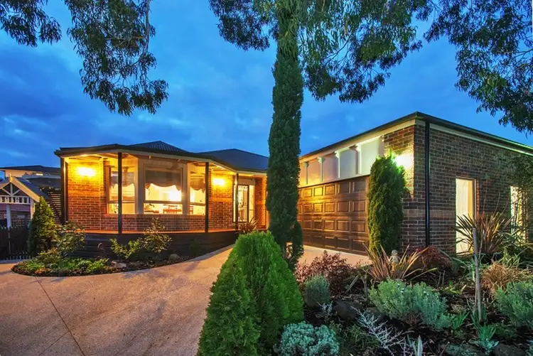 17 AMBLESIDE Close, Mooroolbark VIC 3138