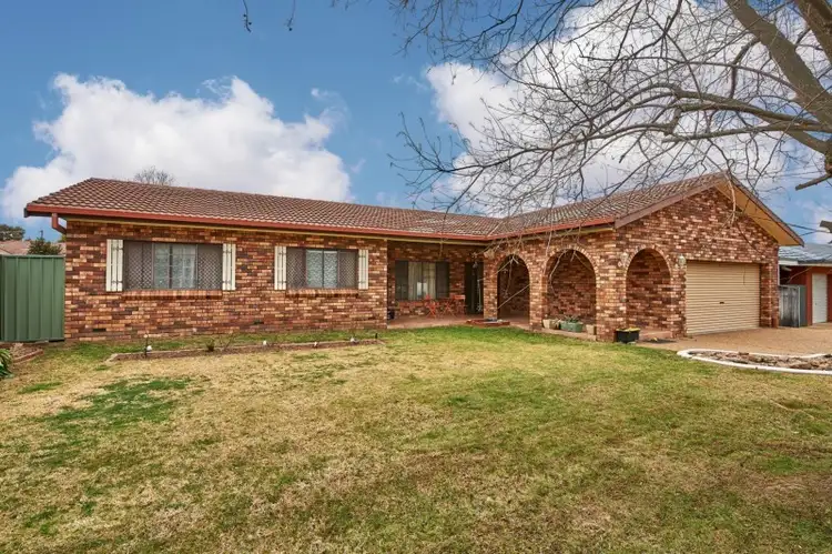 8 Avon Avenue, Lake Albert NSW 2650