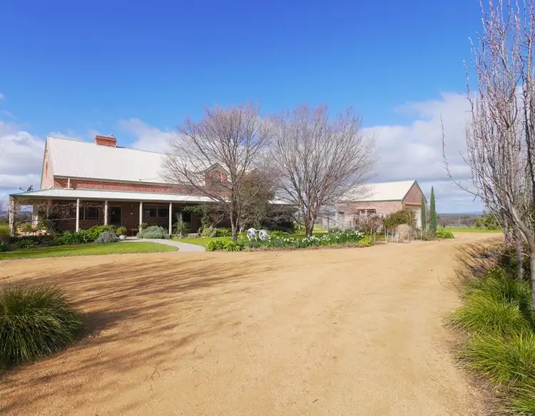 42 Delaneys Road, Cowra NSW 2794