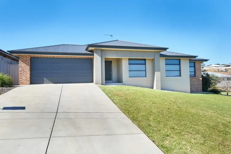 2/27 Osterley Place, Bourkelands NSW 2650