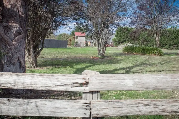 16 Roger Street, Romsey VIC 3434