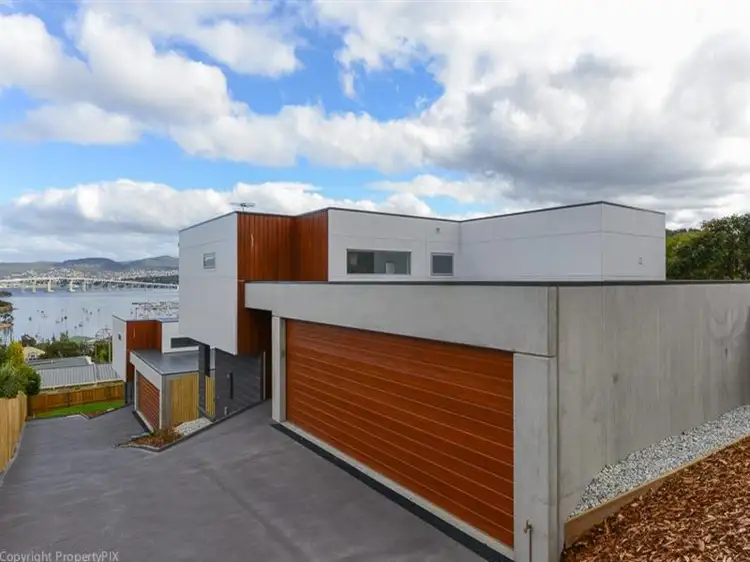 2/52 Malunna Road, Lindisfarne TAS 7015