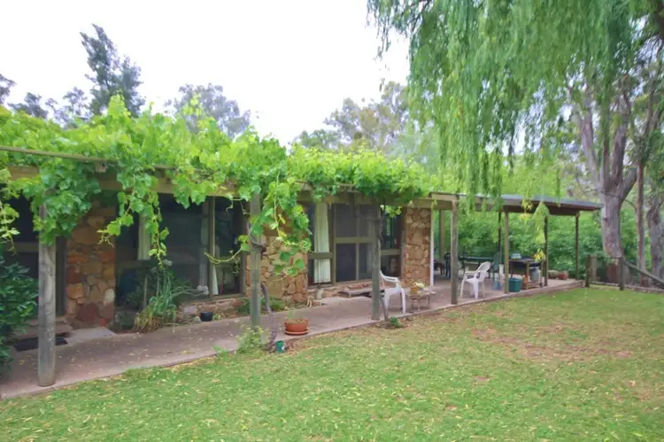 37 Hintons Road, Young NSW 2594