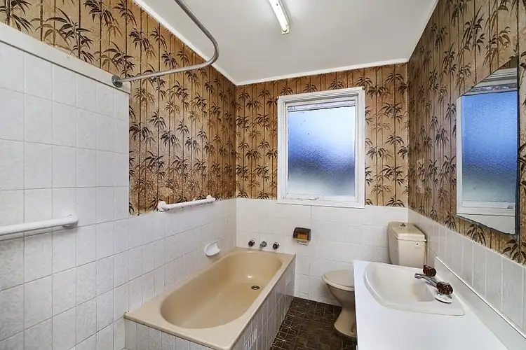 Sixth view of Homely house listing, 5 Lorraine Avenue, Berkeley Vale NSW 2261
