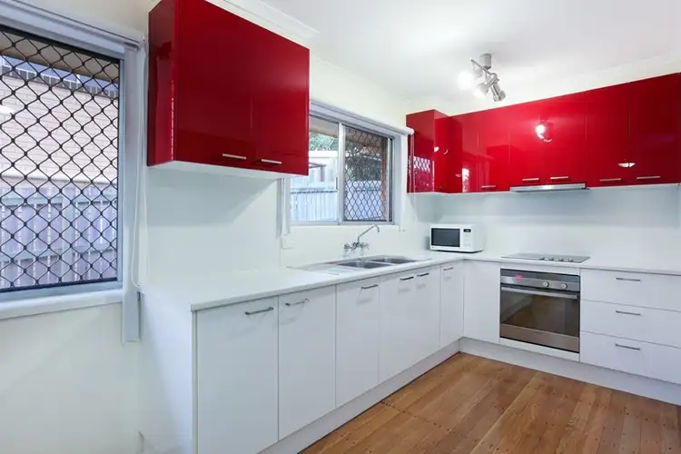 16 Lara Avenue, Southport QLD 4215
